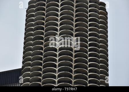 Marina City Towers entlang des Chicago River, in der Nähe von North, Chicago, Illinois Stockfoto