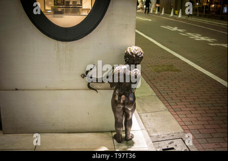 Statue von Cupid versteckt hinter einer Ecke an der Ginza Street in Tokio Stockfoto