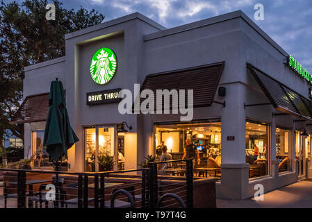 Am frühen Morgen Aktivität bei Starbucks Kaffee in Jacksonville Beach, Florida. (USA) Stockfoto