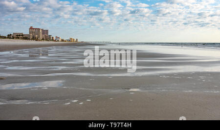 Pooling Wasser entlang der Küstenlinie in Jacksonville Beach im Nordosten von Florida. (USA) Stockfoto