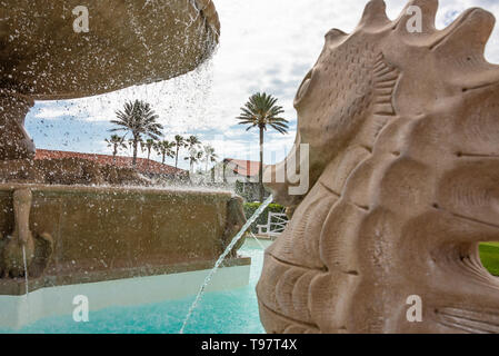 Seepferdchen, Pelikane, und Florida Alligatoren schmücken die Eintrag Brunnen an der Ponte Vedra Inn & Resort Luxus Resort in Ponte Vedra Beach, Florida. (USA) Stockfoto