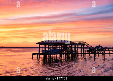 Lebendige Sonnenuntergang Blick auf den Intracoastal Waterway (Tolomato Fluss) von Kappen auf dem Wasser in St. Augustine, Florida. (USA) Stockfoto