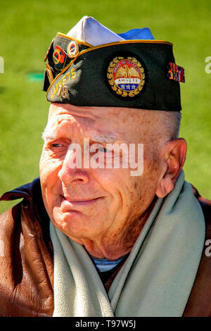 Ein pensionierter Militärpfarrer das Tragen eines Amvets Veterans Association Kappe beginnt in einer patriotischen Feier in Costa Mesa, CA zu weinen. Stockfoto