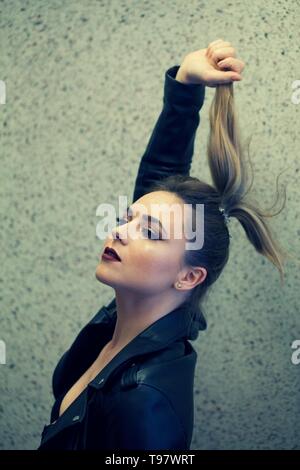 Frau ziehen Ihre eigenen Haare Stockfoto