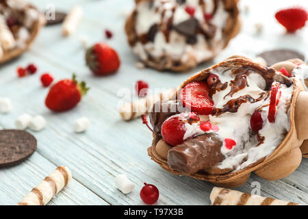 Köstliche bubble Waffeln mit Eis auf hölzernen Tisch Stockfoto