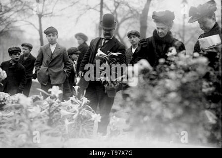 Osterblumen kaufen Union Square, New York City, 19. April 1908. Stockfoto