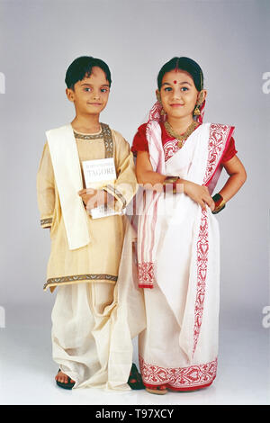 PORTRAIT VON BENGALI Paar in der traditionellen Tracht Stockfoto