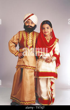 Jungen und Mädchen gekleidet wie ein Sikh Paar in der traditionellen Tracht. Junge trägt einen falschen Bart Stockfoto
