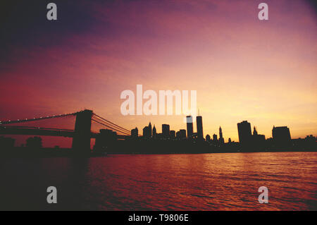 Blick auf Manhattan UNTER DER BROOKLYN BRIDGE, NEW YORK CITY, USA Stockfoto