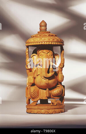 Noch immer LEBEN EINES GANESH IDOL MIT SONNENSCHIRM MADE IN CEDERWOOD Stockfoto