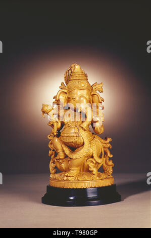 Noch immer LEBEN EINES GANESH IDOL AUS SANDELHOLZ GEGEN EINEN EINFACHEN HINTERGRUND Stockfoto