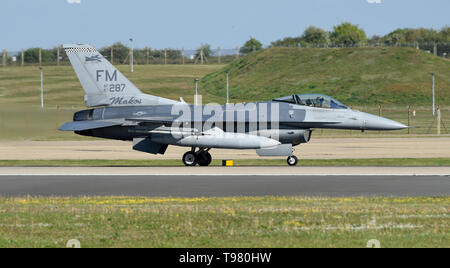 Eine F-16C Fighting Falcon in die 93Rd Fighter Squadron, Homestead Air Reserve Base, Fla., nimmt während einer Flugausbildung Bereitstellung bei Royal Air Force Lakenheath, England, 16. Mai 2019. Die Absicht der FTD ist die Bereitschaft der Luftwaffe bekämpfen und die Fähigkeit, aus einem Bereitstellungsort zu schärfen, und strategische Partnerschaften zu stärken. (U.S. Air Force Foto von Airman 1st Class Madeline Herzog) Stockfoto