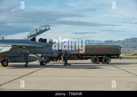 Die Mitglieder des VFA-32 "Bekämpfung der Schwertkämpfer" von Naval Air Station Oceana Kraftstoff eine F/A-18F Super Hornet an gowen Field, Boise, Idaho, 23. April 2019, bei einer gemeinsamen Übung mit der Idaho Air National Guard. Mehrere F/A-18F Super Hornet der VFA-32 "Bekämpfung der Schwertkämpfer, "und F/A-18E Super Hornet der VFA-83 "Demonstranten" und VFA-105 "revolverhelden" von Naval Air Station Oceana flog neben A-10 Thunderbolt IIs von 190 der Idaho Air National Guard Fighter Squadron für die gemeinsame Ausbildung. (U.S. Air National Guard Foto von Ryan Weiß) Stockfoto