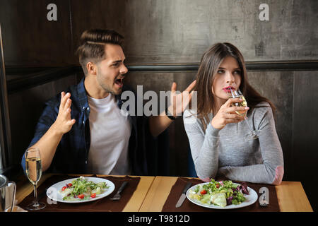 Junge paar Argumente auf Datum im Restaurant Stockfoto