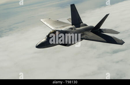 Ein US Air Force F-22 Raptor fliegt über Alaska während der nördlichen Rand, 14. Mai 2019, an Joint Base Elmendorf-Richardson, Alaska. Northern Edge bietet effektive, Fähigkeiten - zentrierte Joint Forces, bereit für den Einsatz weltweit und ermöglicht echte Kompetenz in Erkennung, Identifikation und Verfolgung von Einheiten auf See, in der Luft und an Land und Reagieren auf mehrere Krisen im Indo-pazifischen Region. (U.S. Air Force Foto von Master Sgt. Nathan Lipscomb) Stockfoto