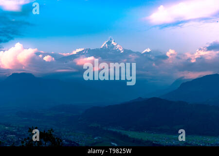 Sunset View der Fischschwanz Berg von Sarangkot Hügel in Pokhara, Nepal. Stockfoto