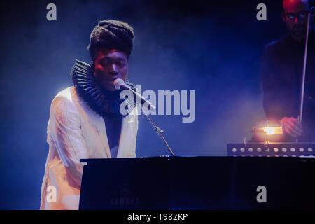 Bologna, Italien. 16. Mai, 2019. Benjamin Clementine ist einer der originellsten, unberechenbar und charismatische Künstler seiner Generation. Sänger mit einer Tenorstimme, von großer Ausdruckskraft, Pianist und Multiinstrumentalist, Komponist und Dichter, Benjamine Clementine hat einen wichtigen Platz in der Musik des aktuellen Thema geschnitzt. Credit: Luigi Rizzo/Pacific Press/Alamy leben Nachrichten Stockfoto