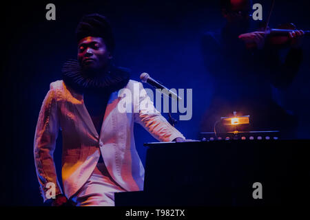 Bologna, Italien. 16. Mai, 2019. Benjamin Clementine ist einer der originellsten, unberechenbar und charismatische Künstler seiner Generation. Sänger mit einer Tenorstimme, von großer Ausdruckskraft, Pianist und Multiinstrumentalist, Komponist und Dichter, Benjamine Clementine hat einen wichtigen Platz in der Musik des aktuellen Thema geschnitzt. Credit: Luigi Rizzo/Pacific Press/Alamy leben Nachrichten Stockfoto