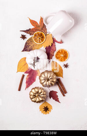 Kreative Gestaltung aus goldene Kürbisse und Blätter. Herbst florale Komposition. Stockfoto