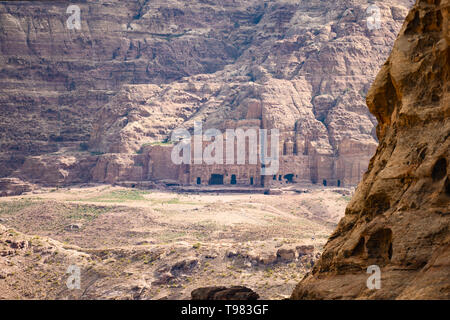 (Selektive Fokus) einen atemberaubenden Blick auf einen riesigen Tempel in Stein von Rocky Mountain in der schönen Petra Website gerahmte geschnitzt. Stockfoto