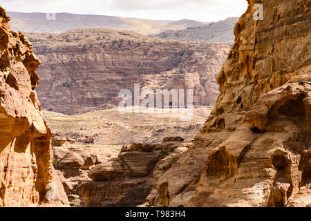 (Selektive Fokus) einen atemberaubenden Blick auf einen riesigen Tempel in Stein durch die Rocky Mountains in der schönen Petra Website gerahmte geschnitzt. Stockfoto