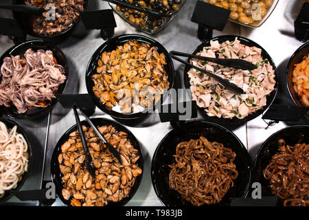 Auswahl an leckeren Fisch und Meeresfrüchte auf Zähler in Store Stockfoto