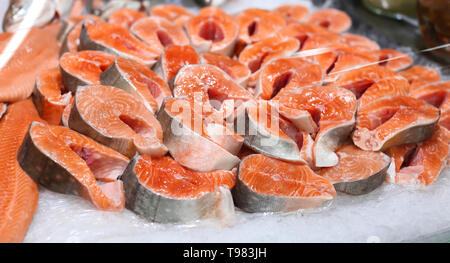 Zähler mit frischem Lachs Steaks in Eis Stockfoto