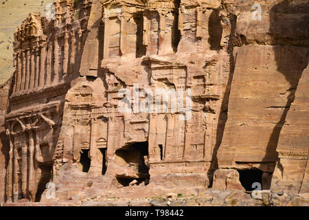 Atemberaubende Aussicht auf einen riesigen Tempel in Stein in der schönen Petra Website geschnitzt. Stockfoto