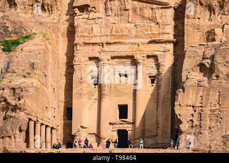 Einige Touristen bewundern und die Bilder von einem riesigen Tempel in den Fels gehauen. Stockfoto