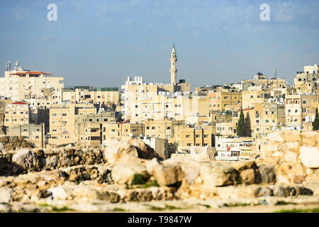 (Selektive Fokus) einen atemberaubenden Blick auf die Skyline von Amman die Zitadelle von Amman in Jordanien mit einer Moschee in der Ferne zu sehen. Stockfoto