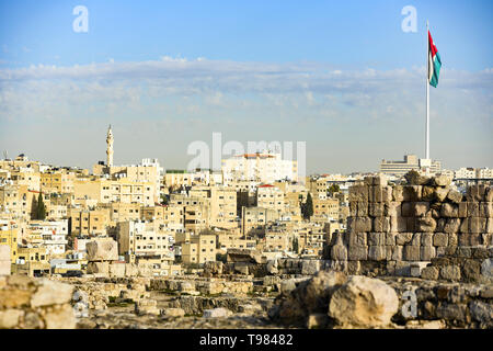 Atemberaubende Aussicht auf die Skyline von Amman die Zitadelle von Amman in Jordanien gesehen mit der nationalen Flagge schwenkten auf die Stadt. Stockfoto