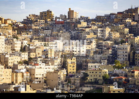 Nahaufnahme von einigen Wohnhäusern der Zitadelle von Amman in Jordanien gesehen. Die Zitadelle von Amman ist ein historischer Ort in Amman, Jordanien. Stockfoto