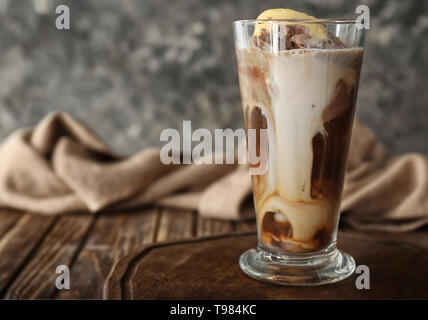 Glas kalten Kaffee mit Eis auf hölzernen Tisch Stockfoto
