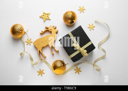 Schöne Komposition mit Weihnachtsdekor auf weißem Hintergrund Stockfoto