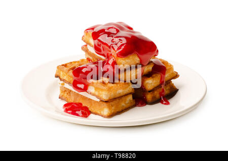 Teil der Wiener Waffeln mit süße Erdbeere Sirup auf weißem Hintergrund Stockfoto