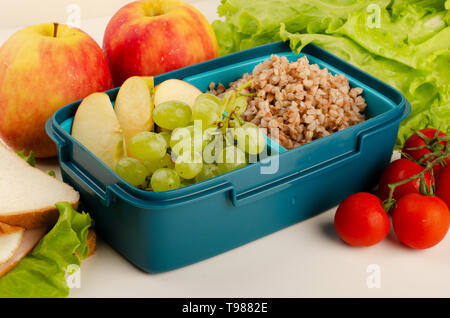 Lunchpaket und gesunde Lebensmittel für Picknick auf dem isolierten Hintergrund Stockfoto