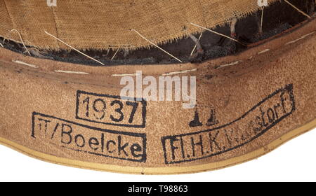 Eine Schirmmütze für Männer/Unteroffiziere der Luft Signale Truppen depot Stück Bomber Wing 27 'Boelke' Luftwaffe - blaues Wolltuch, Verkleidung Band aus schwarzem Mohair, Kupfer-braun, beige Innenauskleidung mit Kappe Trapez von maker' 1937 Bundeslieferungs Genossenschaft des Mützenmacherhandwerks Niedersachsen", braun Leder Schweißband innen' gestempelt 1937 II/Boelcke Fl. H.K. Wunstorf' (Air Base Befehl für die 2. Gruppe der Bomber wing in Wunstorf), Visier mit grünen Unterlage eingetragen, frühe Aluminium Insignia, schwarz Lack Leder Riemen. historischen, geschichtlichen, Luftwaffe, Zweig des Service, branc, Editorial-Use - Nur Stockfoto