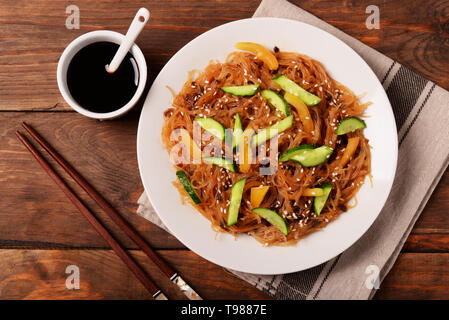 Die koreanischen Nudeln mit Sojasoße auf einem Holztisch Stockfoto