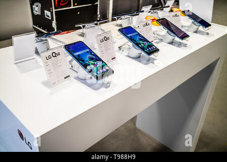 Corato, Polen, 10. Mai 2019: LG Q60-Smartphone auf Anzeige für Verkauf, Präsentation LG Q60 bei LG Ausstellung, stand an der Warschauer Electronics Show Stockfoto