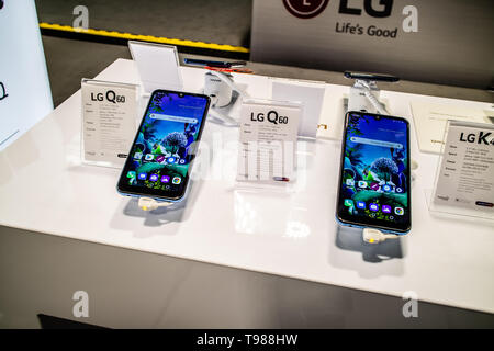 Corato, Polen, 10. Mai 2019: LG Q60-Smartphone auf Anzeige für Verkauf, Präsentation LG Q60 bei LG Ausstellung, stand an der Warschauer Electronics Show Stockfoto