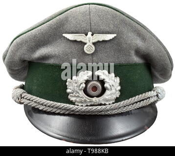 Eine Schirmmütze für Wehrmacht Forstwirtschaft Beamte mit offiziersrang Private kauf Stück im Feld - grauer Stoff, dunkelgrün Verkleidung band und Rohrleitungen, beige silk Liner, cap Trapez mit Namensschild, braunem Leder Schweißband, Aluminium Insignia, Officer Kabel. In den leicht gebrauchten Zustand. historischen, geschichtlichen, Armee, Streitkräfte, Bundeswehr, Militär, Militaria, Objekt, Objekte, Stills, Clipping, Clippings, Ausschneiden, Ausschneiden, Ausschnitten, 20. Jahrhundert, Editorial-Use - Nur Stockfoto