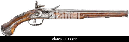 Eine lange flintlock Pistol, Pito Fiorentino, Brescia, ca. 1680 Achteckige runden glatten Lauf im Kaliber 14 mm mit Cannon Schnauze und Mittelrippe. Gemeißelt mascaron und Inschrift "LAZARO LAZARIN' über die Kammer. Flintlock gemeißelt in Relief und unterzeichnete "Pito Fiorentino". Wunderschön geschnitzten Nussbaum lieferbar mit schmiedeeisernen Möbeln gemeißelt mit floralem Relief, skulpturale mascaron auf der buttcap. Die gegenüberliegende Seite der Sicherungsplatte mit Monster Köpfe öffnen - arbeiten. Hinzugefügt Holz- ladestock mit Eisen Tipp. Lieferbar mit kleinen Restaurationen. Länge 50 cm. Fiorenti, Additional-Rights - Clearance-Info - Not-Available Stockfoto