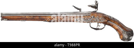 Eine lange flintlock Pistol, Pito Fiorentino, Brescia, ca. 1680 Achteckige runden glatten Lauf im Kaliber 14 mm mit Cannon Schnauze und Mittelrippe. Gemeißelt mascaron und Inschrift "LAZARO LAZARIN' über die Kammer. Flintlock gemeißelt in Relief und unterzeichnete "Pito Fiorentino". Wunderschön geschnitzten Nussbaum lieferbar mit schmiedeeisernen Möbeln gemeißelt mit floralem Relief, skulpturale mascaron auf der buttcap. Die gegenüberliegende Seite der Sicherungsplatte mit Monster Köpfe öffnen - arbeiten. Hinzugefügt Holz- ladestock mit Eisen Tipp. Lieferbar mit kleinen Restaurationen. Länge 50 cm. Fiorenti, Additional-Rights - Clearance-Info - Not-Available Stockfoto