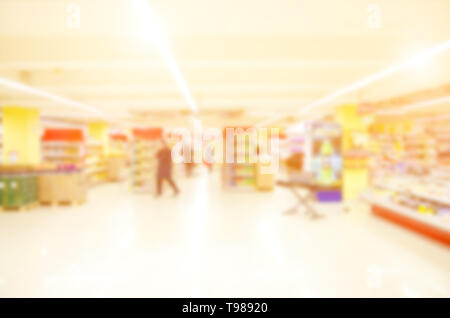 Einkaufen im Supermarkt. Verschwommen Supermarkt store Hintergrund Stockfoto
