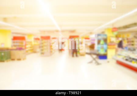 Abstrakte verschwommen Supermarkt Gang. Breite Perspektive der leeren Supermarkt Stockfoto