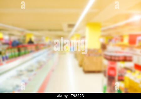 Verschwommen Supermarkt store Hintergrund, Produkt in den Regalen Stockfoto