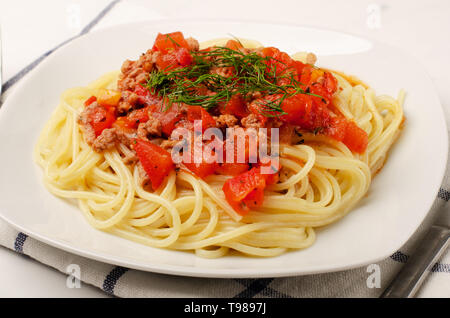 Spaghetti Bolognese auf einem Teller auf weißem Hintergrund Stockfoto