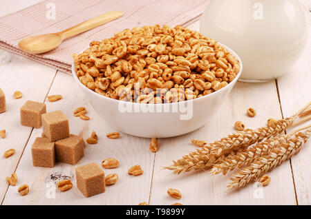 Puffreis Müsli in eine Schüssel auf einem weißen Tisch Stockfoto