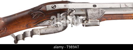 Ein Deutscher flintlock Gewehr, Ende des 17. Jahrhunderts Schwere, achteckiger Lauf im Kaliber 16 mm, leicht in der Nähe der Mündung überschwemmt, mit hellen Bohrung und gute durchforsten, mit aufeinander abgestimmten Messing vordere und hintere Anblick auf der oberen Seite, Kupfer gesäumten Marke "HGO '/Jagd Horn in der steißlage, der Tang eingeschrieben ist '10'. Messing gesäumten Entlüftungsöffnung. Leicht liniert flintlock, defekte gesetzten Trigger, Oberkiefer nicht original. Schön gemeißelt linken Lager mit Patch Box und Bügeleisen ausgestattet. Originale, Holz- ladestock mit Eisen Tipp. Leichte Spuren von Alter, eine kleine Spannung riss auf die Düse. Länge, Editorial-Use - Nur Stockfoto