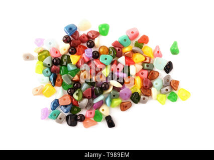 Bunte Perlen. Glas, Seedbeads und gefilzt Perlen für die Schmuckherstellung auf weißem Hintergrund. Hobby, handgefertigt, bildende Kunst. Stockfoto